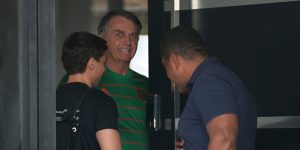 O ex-presidente do Brasil, Jair Bolsonaro, aparece na porta de sua casa, durante