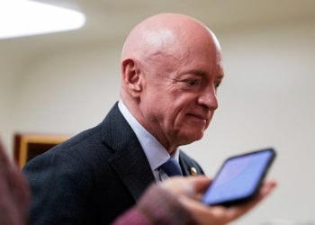 Juiz dos EUA impede administração Trump de punir senador Mark Kelly