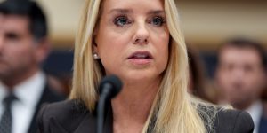 Legisladores dos EUA criticam Pam Bondi por manuseio de arquivos de Epstein