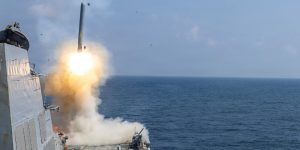 Foto: 1 de 3 Militares paquistaneses exibem míssil com capacidade nuclear em Isl