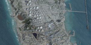 Imagem de satélite mostra um terminal de petróleo na Ilha de Kharg, na costa sud