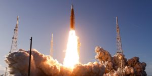 Astronautas chegam ao local de lançamento da missão Artemis 2 na Flórida — Foto: