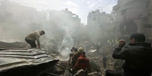 Foto: 1 de 3 Equipes de resgate e voluntários buscam vítimas de ataque israelens
