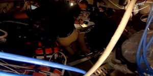 Tripulação da Artemis II aparece dentro da cápsula Orion após a nave atingir, du
