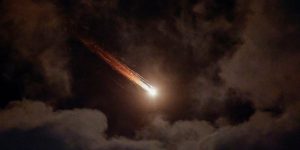 Míssil iraniano cruza o espaço aéreo israelense em meio ao conflito entre — Foto