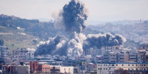 Coluna de fumaça sobe após míssil israelense atingir prédio em Tiro, no sul do L