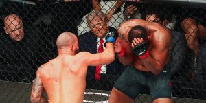 Donald Trump assiste a luta do UFC durante rodada de negociação sobre paz no Ori