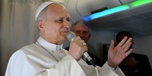 O Papa Leão XIV discursa para jornalistas durante o voo para Argélia — Foto: 1 d