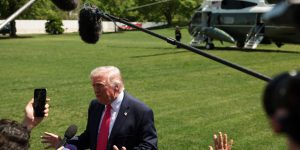 Foto: 1 de 1 Trump conversa com jornalistas nos jardins da Casa Branca, em Washi
