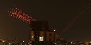 Foto: 1 de 1 Raios de munição traçante iluminam o céu do Líbano na madrugada de