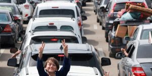 Foto: 1 de 2 Fila de carros com famílias voltando ao sul do Líbano — Foto: REUTE