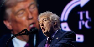 Foto: 1 de 2 O presidente dos EUA, Donald Trump, discursa durante um evento do T