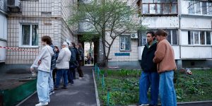 Foto: 1 de 1 Moradores observam o local de um tiroteio em Kiev , Ucrânia, em 18