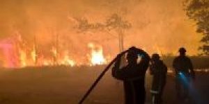 2026-07-25T084944Z_1_LOP077225072026RP1_RTRMADP_BASEIMAGE-960X540_EUROPE-WEATHER-FRANCE-WILDFIRE-FIREFIGHTERS