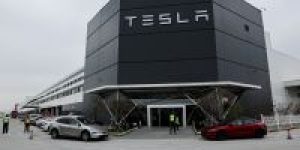2026-08-04T121543Z_1_LYNXMPEM7310F_RTROPTP_4_TESLA-CHINA-DIVESTITURE