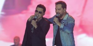 Zezé Di Camargo e Luciano encantam público no Verão Maior em meio à chuva