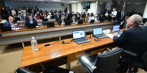 Grupo de senadores aborda escândalo do Banco Master com PF e STF