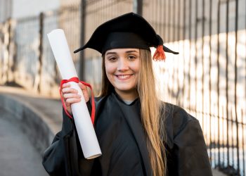 A Importância do Diploma Superior para o Crescimento Profissional e Pessoal