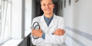 Primeiros passos para médicos recém-formados abrirem o próprio consultório