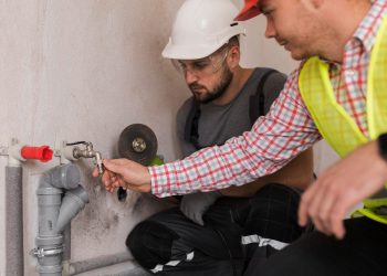 Vazamento escondido: os sinais que parecem bobos e viram uma dor de cabeça gigante