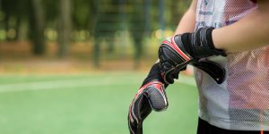 Engenharia de polímeros e ergonomia redefinem a segurança do goleiro no futebol moderno