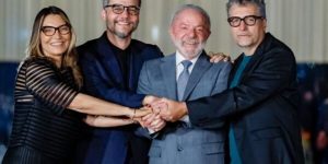 Lula conversa com Wagner Moura e Kleber Mendonça Filho após prêmios