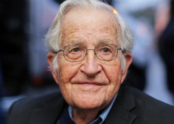 Esposa de Noam Chomsky admite erros graves de julgamento sobre Epstein