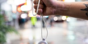 Protestos contra o pendente Friend AI agitam Nova York