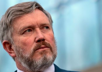 Nomes de co-conspiradores de Jeffrey Epstein são revelados pelo DOJ