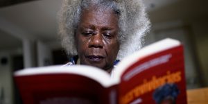 m colorida da escritora Conceição Evaristo lendo um livro