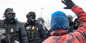 Tensão em Minnesota cresce após ações federais e resposta judicial