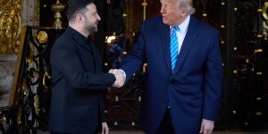 m colorida de Zelensky e Trump se cumprimentando