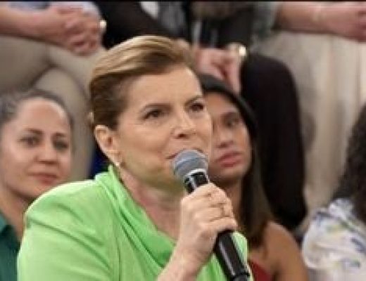 Adeus, Odete Roitman! No 'Altas Horas', Debora Bloch critica atitudes da vilã e causa ao elogiar Manuela Dias