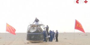 Capsula chinesa danificada por detritos espaciais retorna à Terra
