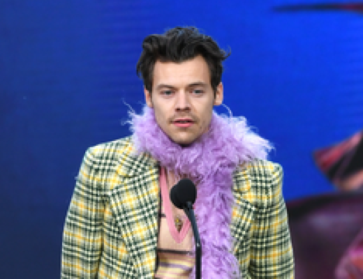 os novos tênis tendência para 2026 são lavanda, já apareceram com Harry Styles e dão pitada de nostalgia em qualquer look