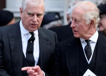 Pressão sobre Andrew para testemunhar em caso Epstein aumenta