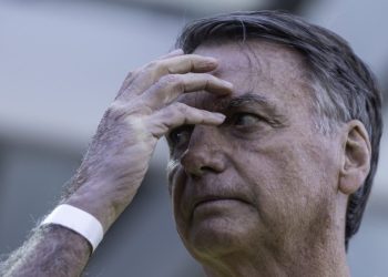 Defesa de Bolsonaro solicita prisão domiciliar após queda na PF