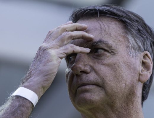 Defesa de Bolsonaro solicita prisão domiciliar após queda na PF