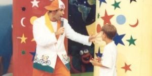 Adeus, 'Chaves'! SBT troca série por 'Porta dos Desesperados', de Sérgio Mallandro, e web não perdoa