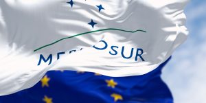 m de bandeiras de Mercosul e União Europeia