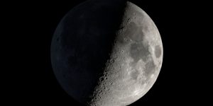 Exploração dos crateras lunares durante a fase quarto crescente