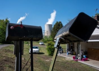 Regras de poluição do ar para usinas de carvão são afrouxadas por Trump