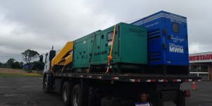 Caminhões-pipa e geradores atuam em áreas afetadas por tornado