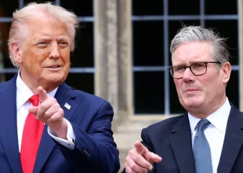 Shutterstock US President Donald Trump and British Prime Minister Sir Keir Starmer point at something in the distance