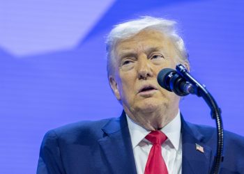 Trump mantém funcionário após polêmica com vídeo racista de Obama