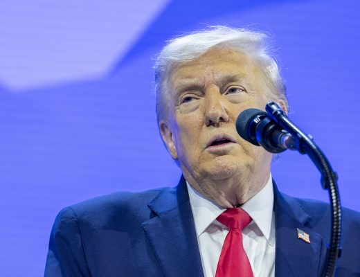 Trump mantém funcionário após polêmica com vídeo racista de Obama