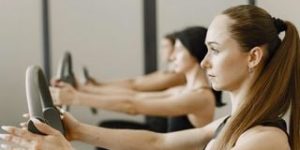 A rotina minimalista de 4 exercícios para fortalecer o abdômen