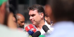 m colorida do senador Flávio Bolsonaro