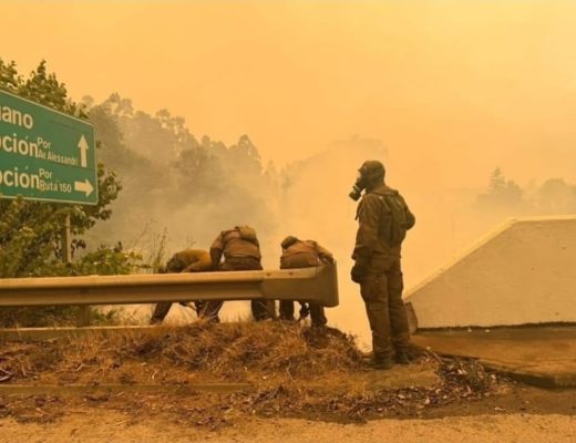 colorida mostra equipes que trabalham no combate a incêndios no Chile - Metrópoles