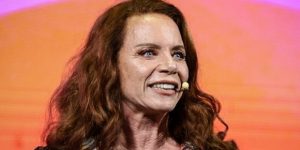 Leilane Neubarth revela paixão por moto e adrenalina aos 67 anos